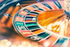 Antarmuka aplikasi spin123 menampilkan live-dealer tables dan pasar olahraga